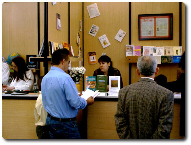 Firma de ejemplares en la Feria del libro
