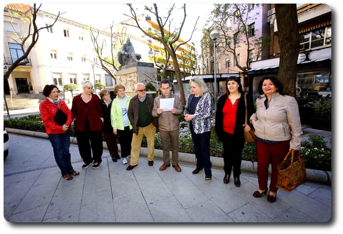 El grupo Guadiana coronó de laurel a Miguel de Cervantes