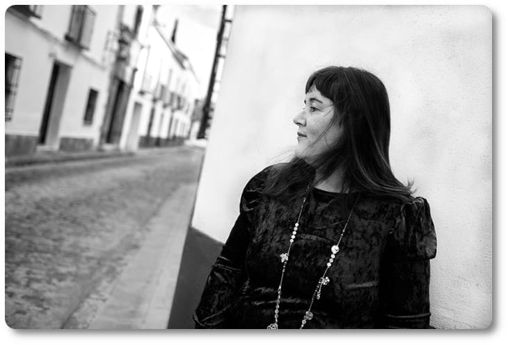 Pepe J. Galanes: Poetas con luz ambiente, Nieves Fernández