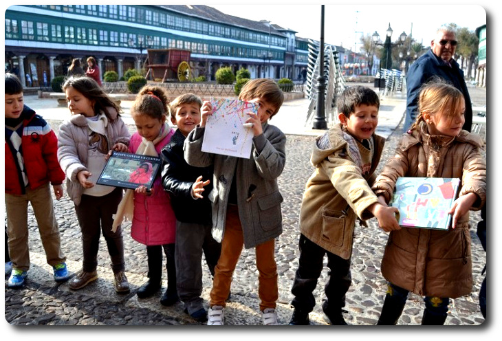 Cadena humana traslada libros por cambio de sede de la Biblioteca. Almagro
