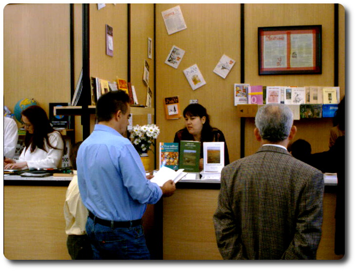 Firma de ejemplares en la Feria del libro